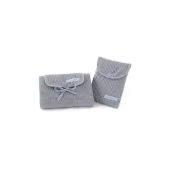 Set de 2 unidades, cambiador de bebé impermeable más bolsa pañalera para toallitas y pañales. Fabricado íntegramente en España.