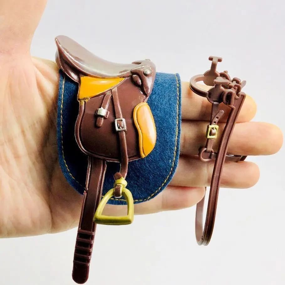 La casa de muñecas: Simulación de rizos, sillín, cabeza de caballo, suministros de montar, accesorios de animales, modelo de montaje, muñecas de