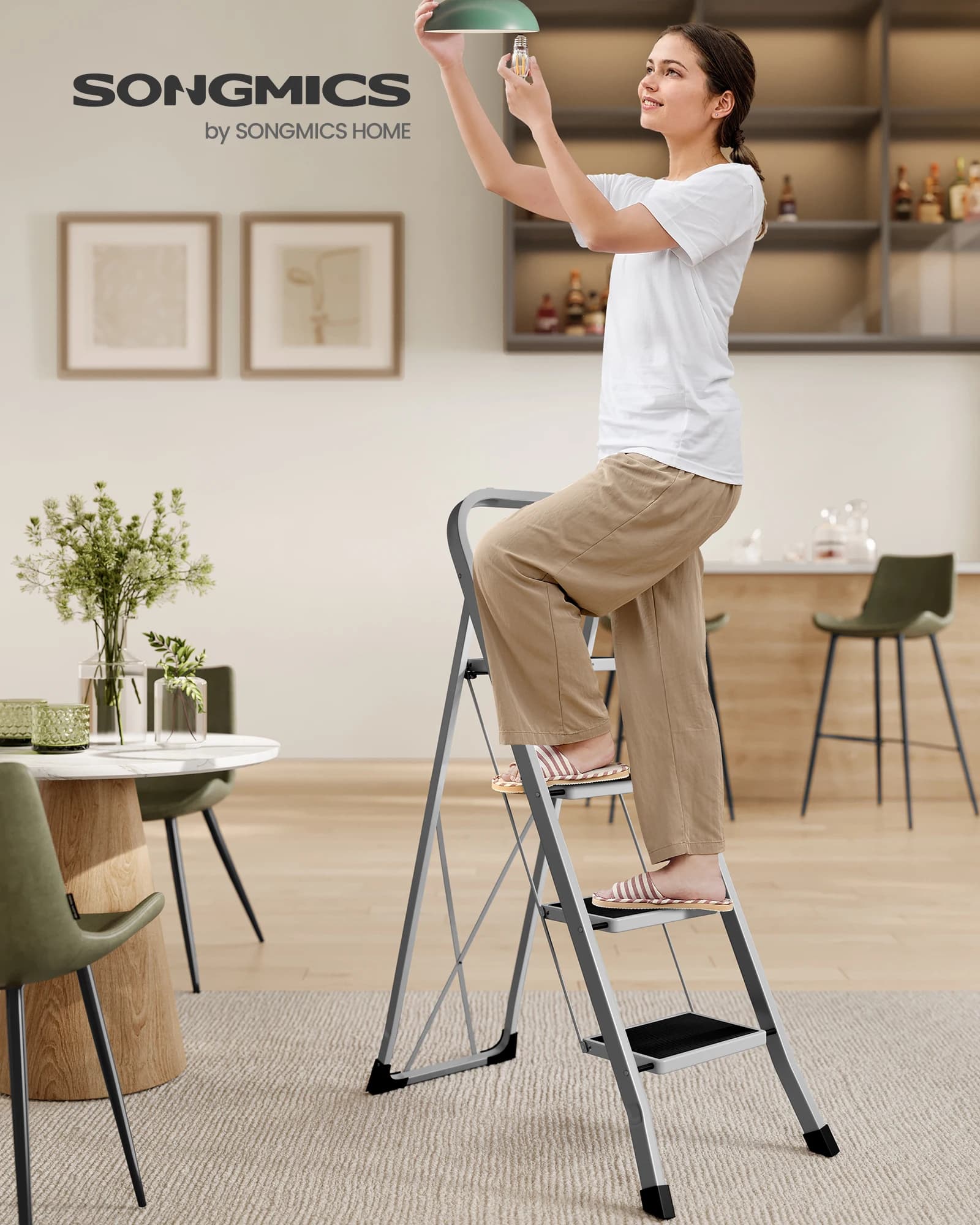 Escalera de paso SONGMICS, escalera de 4 escalones, escalera plegable, cerradura de seguridad, almacenamiento que ahorra espacio, capacidad para hasta