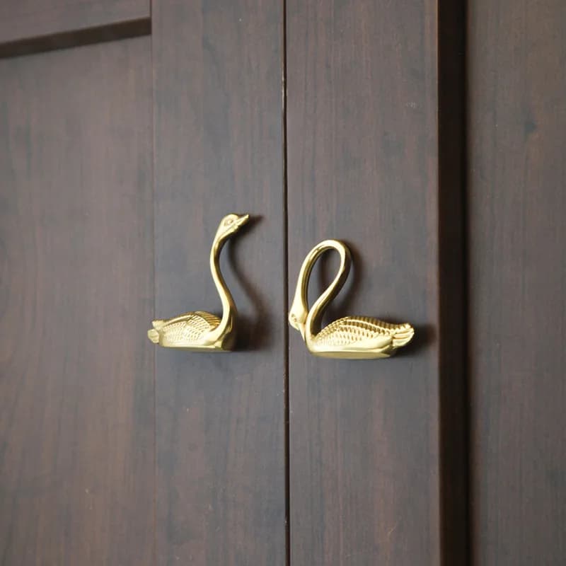 Tiradores de cisne elegantes de latón macizo para armarios y cajones, accesorios de muebles nórdicos de lujo ligeros, manijas para tocador