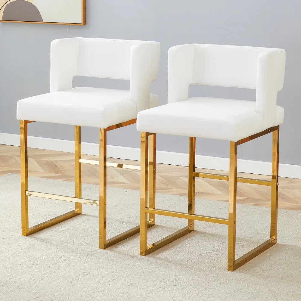 Un paquete de 2 sillas de bar de estilo nórdico, con un diseño cuadrado moderno, patas de metal doradas y un conjunto ligero y cómodo. Disponible