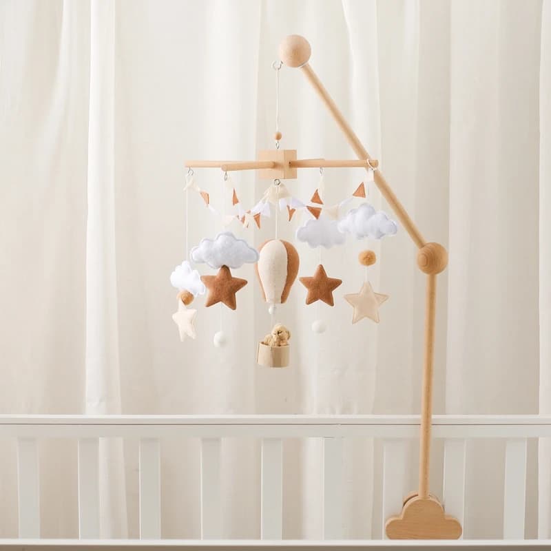 Móvil de cuna de madera para bebé, juguete de sonajero con campana, colgante de fieltro suave con globo aerostático y campanilla de viento,