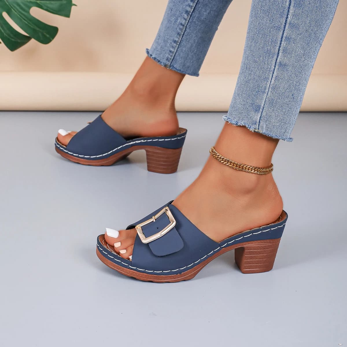 Sandalias de mujer, novedad de verano, zapatos de plataforma suaves a la moda, tacones gruesos para mujer, zapatillas de diseñador con hebilla,