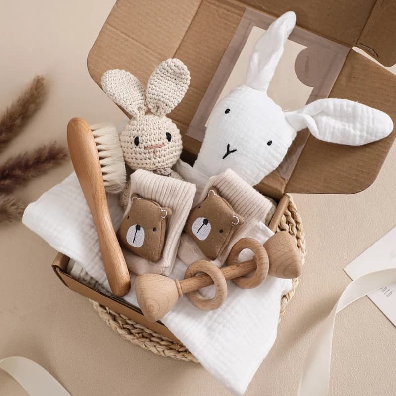 Manta de algodón de doble cara para bebé, 7 Uds., conjunto de baño para recién nacido, caja de regalo, sonajero de ganchillo de madera, cepillos,