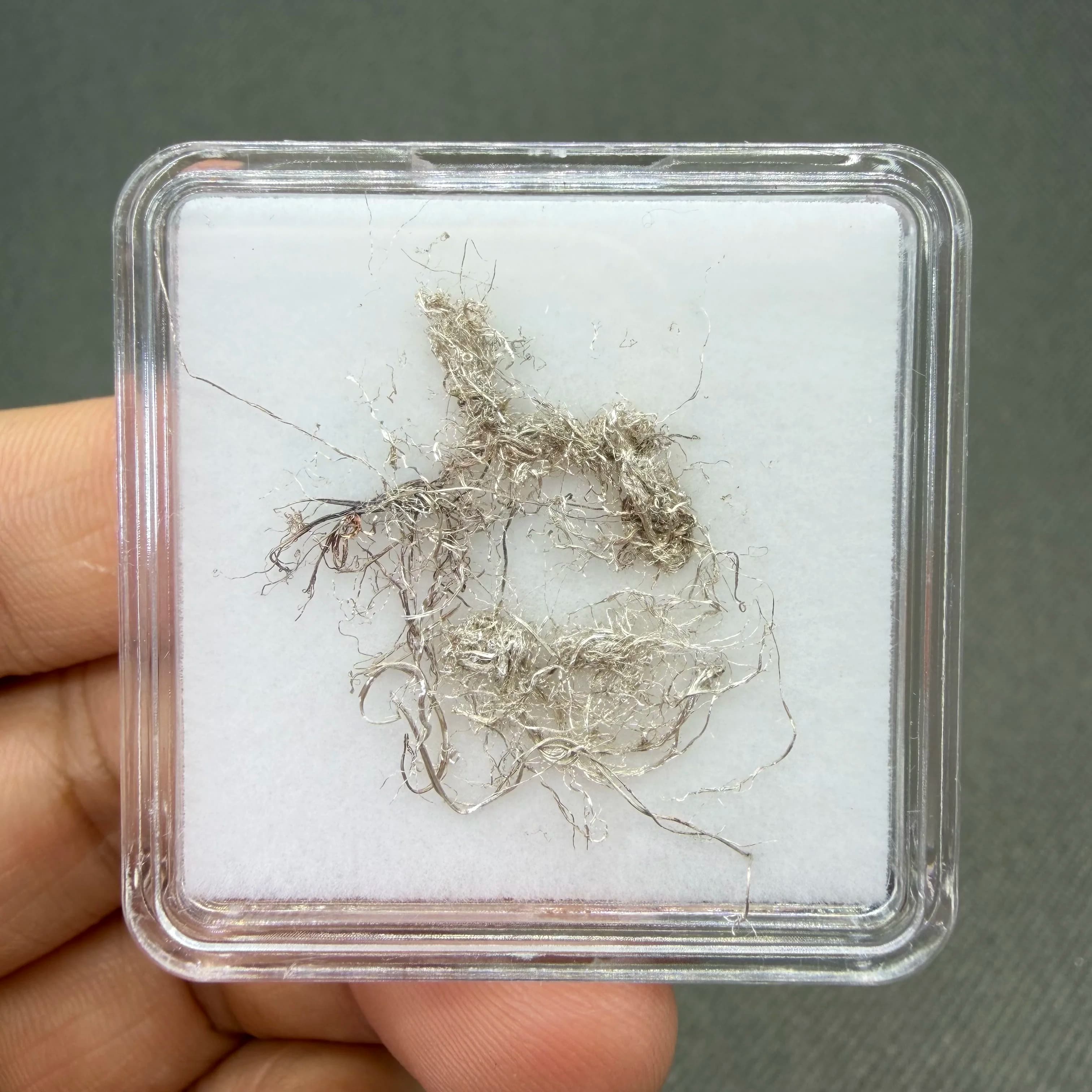 Cristal de plata natural, mineral de plata, alambre de plata, espécimen mineral metálico blanco (caja de plástico de 4 cm)