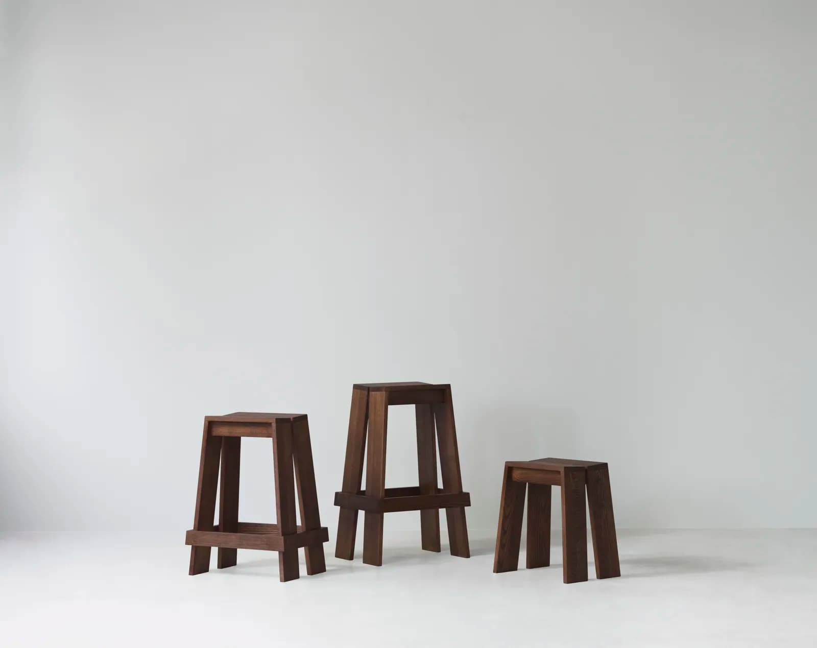 Normann Copenhagen Deje que el taburete se tiña de ceniza marrón.