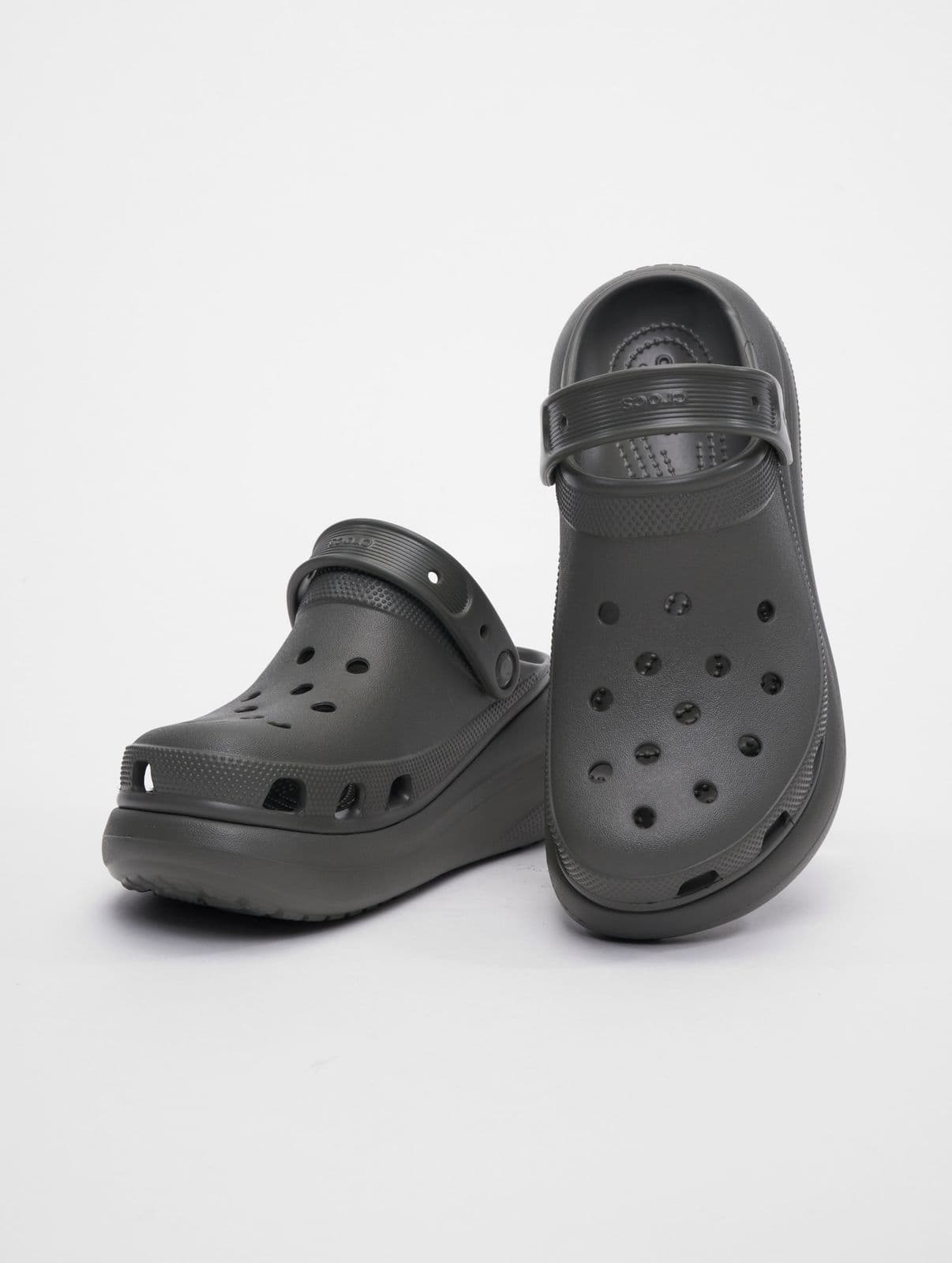 Cómodas mules unisex Crocs, color gris.