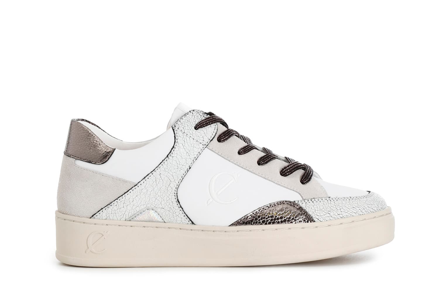 zapatillas de mujer de piel con cordones. white/bege