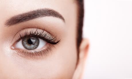 Depilación de cejas con hilo y visagismo