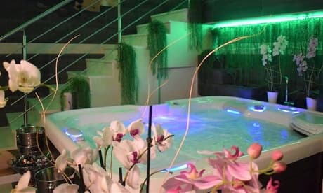 Mañanas: spa privado para 2 con bañera de hidromasaje baño turco sauna y botella de cava