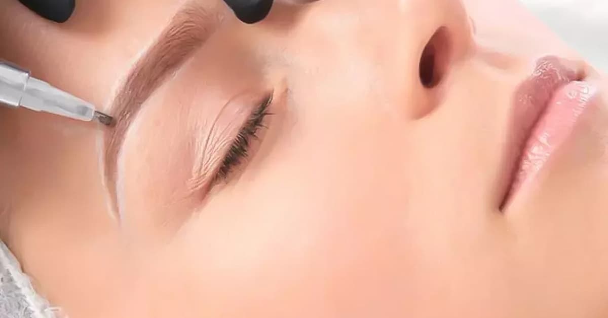 Luce unas cejas definidas con una sesión de microblading y depilación