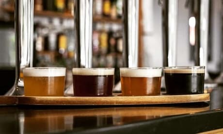 Para 1 persona: Visita guiada a la fábrica con cata de 4 cervezas artesanales y 1 tabla de quesos canarios