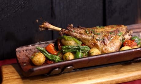Menú para 2 personas con 1 entrante 2 principales 2 postres y 1 botella de vino