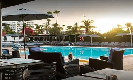 Brunch con comida variada y bebida y day pass con sauna piscina e hidromasaje para 2 personas