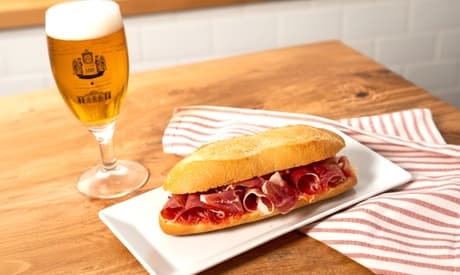 Para 4 personas: 4 bocadillos ibéricos 4 bebidas y 4 dulces