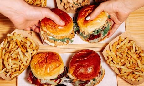 Para 4 personas: menú de hamburguesa con 2 entrantes para compartir y 4 principales