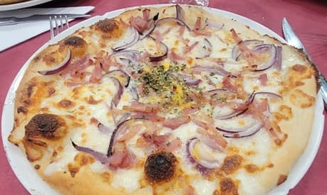 Para 2 personas: menú de pizza con mix de entrantes 1 pizza 2 postres y 2 bebidas