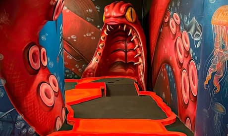 Para 2 adultos y 1 niño: circuito de minigolf de 9 o 12 hoyos