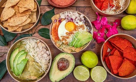 Menú mexicano take away para 4: 2 chilaquil 10 tacos 4 bebidas y 4 postres