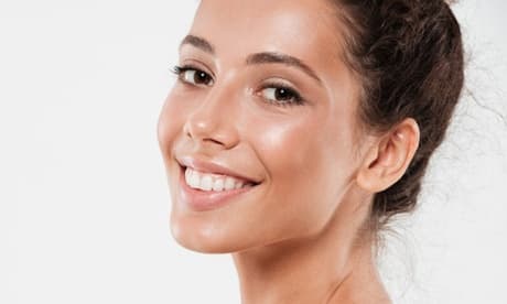 Limpieza facial con peeling para tratamiento de acné