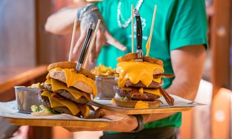 Viernes a domingo para 2 personas: menú de hamburguesa y bebida con 60 minutos de lanzamiento de hachas