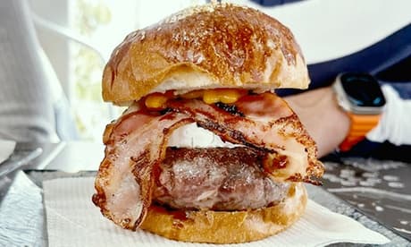 Para 2: Menú con 2 entrantes 1 cachopo XXL con patatas 1 postre y 2 bebidas