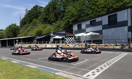 Para 2 adultos: 2 tandas de 10 minutos pilotando un kart