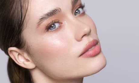 Tratamiento reafirmante inyectado en patas de gallo entrecejo y frente con mesoterapia facial