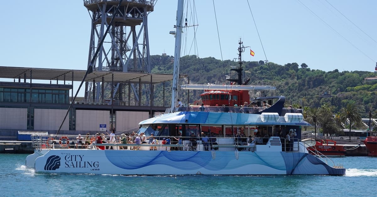 Paseo de 1 hora en catamarán a vela por la costa de Barcelona