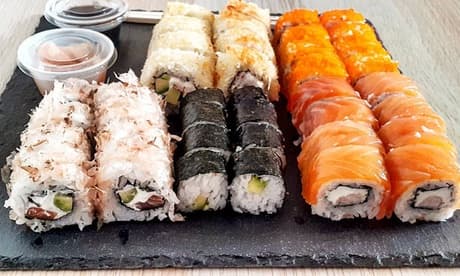 Para 2 personas: menú con 2 entrantes 24 piezas de sushi 1 postre y 2 bebidas