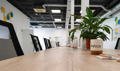1 mes de oficina virtual (registro de dirección fiscal): recepción de cartas uso de impresora 1 h de reunión y bebidas