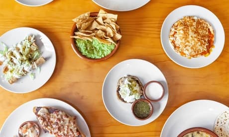 Menú mexicano para 4 con nachos tacos y margaritas o refrescos