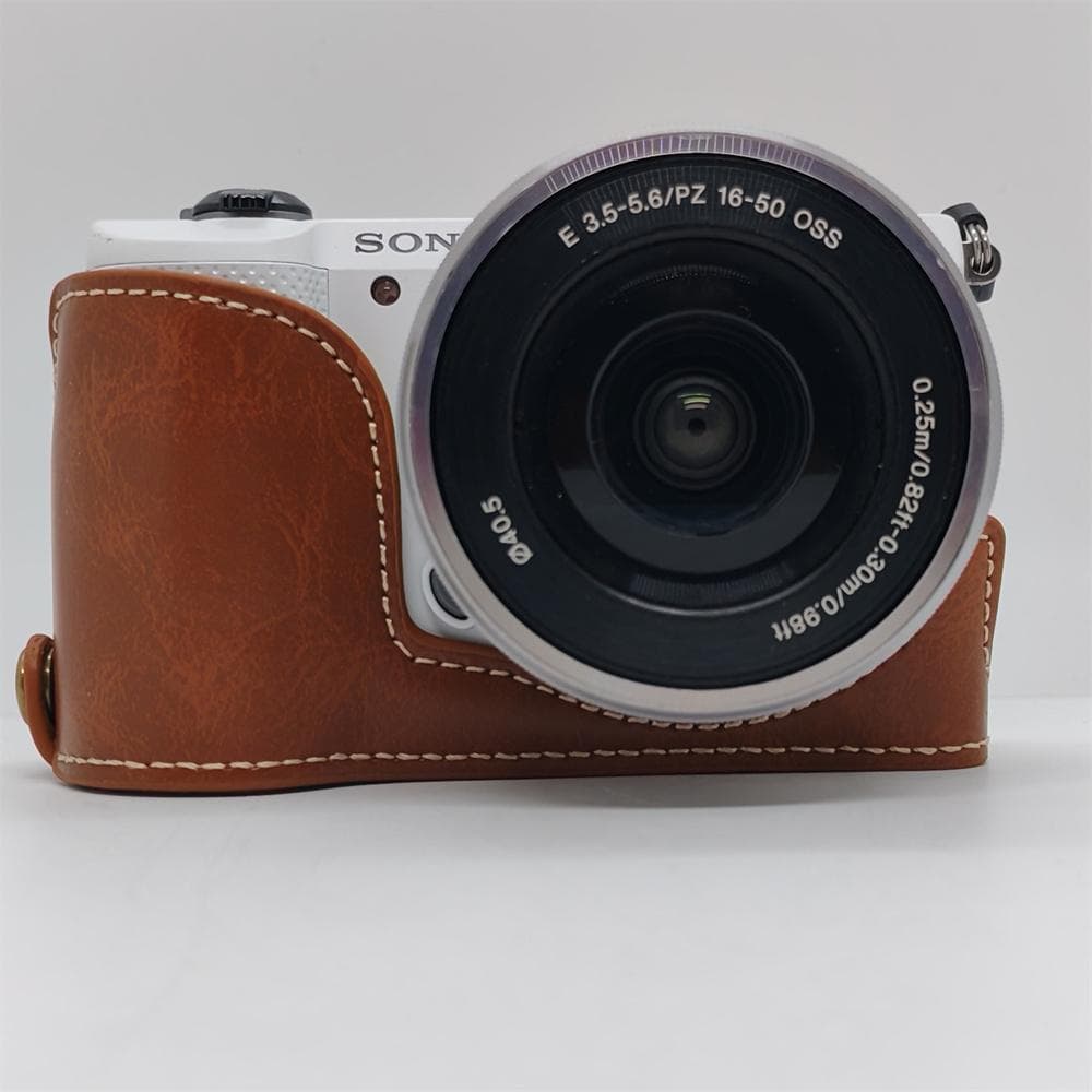 Funda Semiacabada de Cuero PU para Cámara Sony A5000 A5100 Tapa Inferior con Apertura para Batería marrón