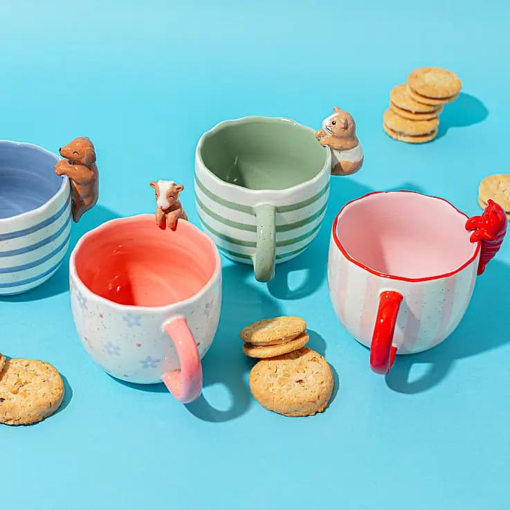 Taza original con animalito curioso