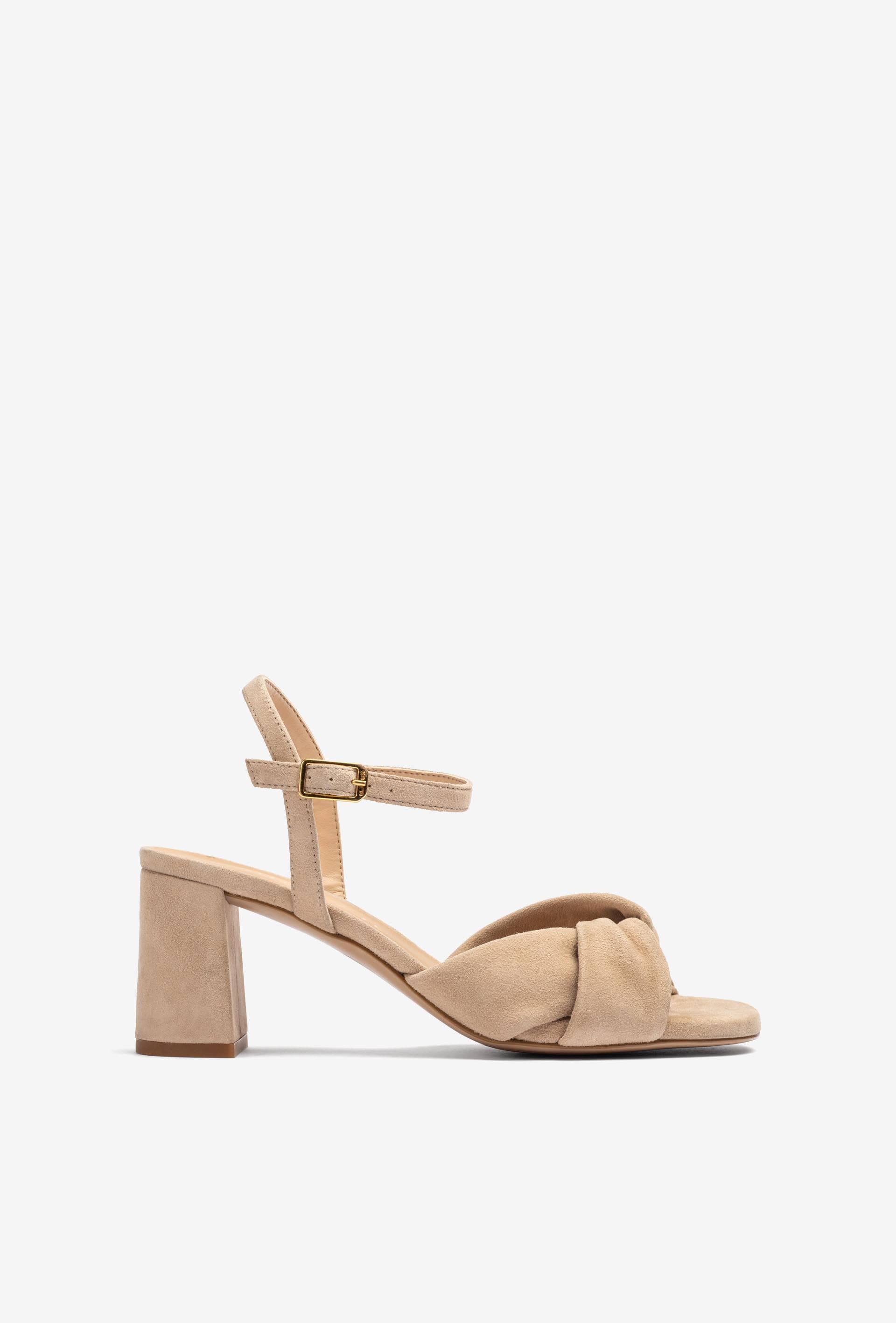 Sandalen mit mittlerem absatz und gekreuzten riemen