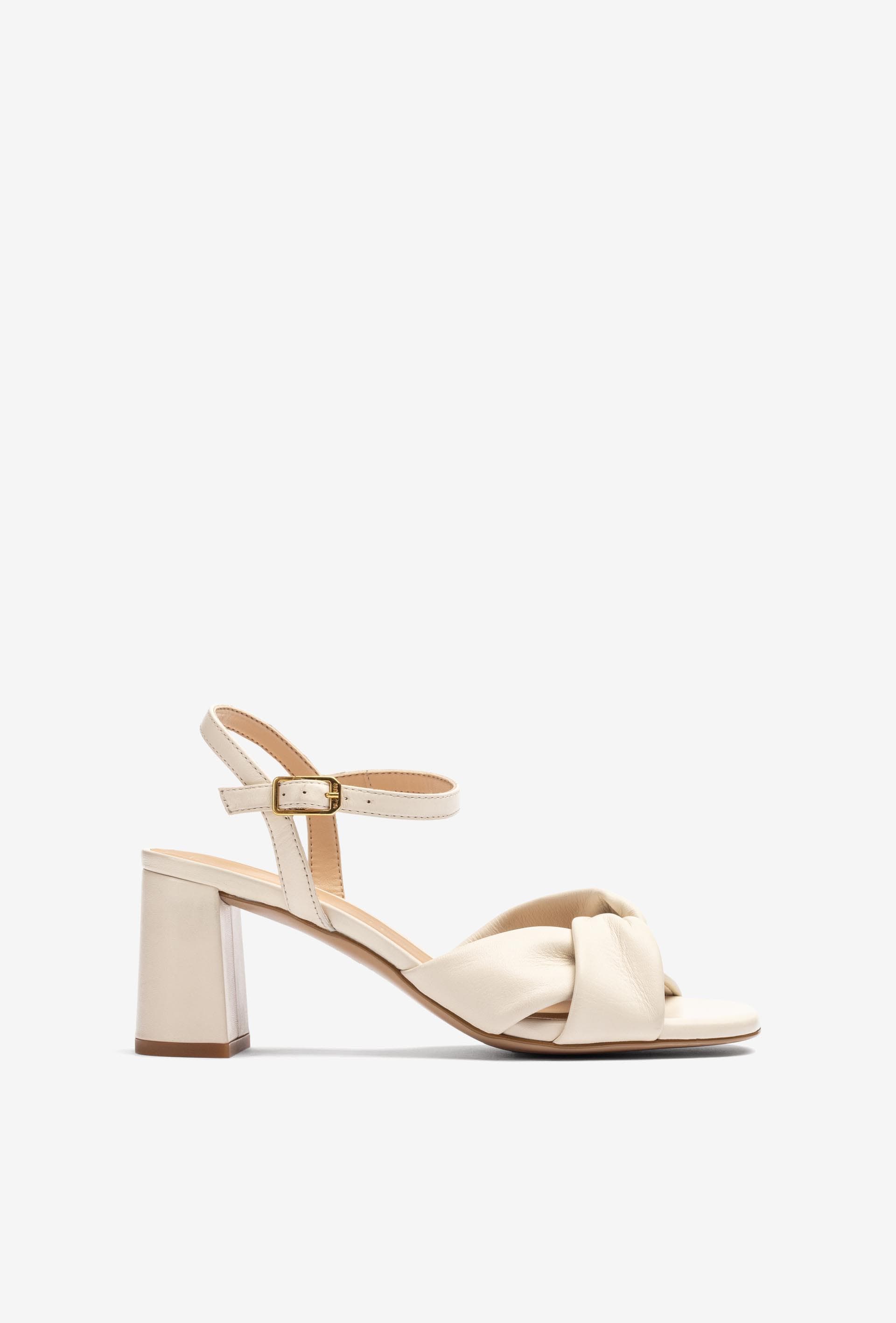 Sandalen met middelhoge hakken en gekruiste bandjes