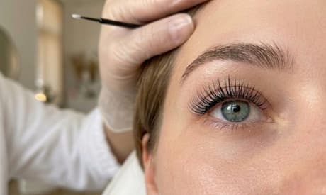 Laminado de cejas con diseño
