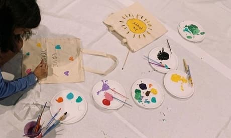 Para 2 personas: Taller de creación de totebag con copa de vino o refresco y picoteo variado