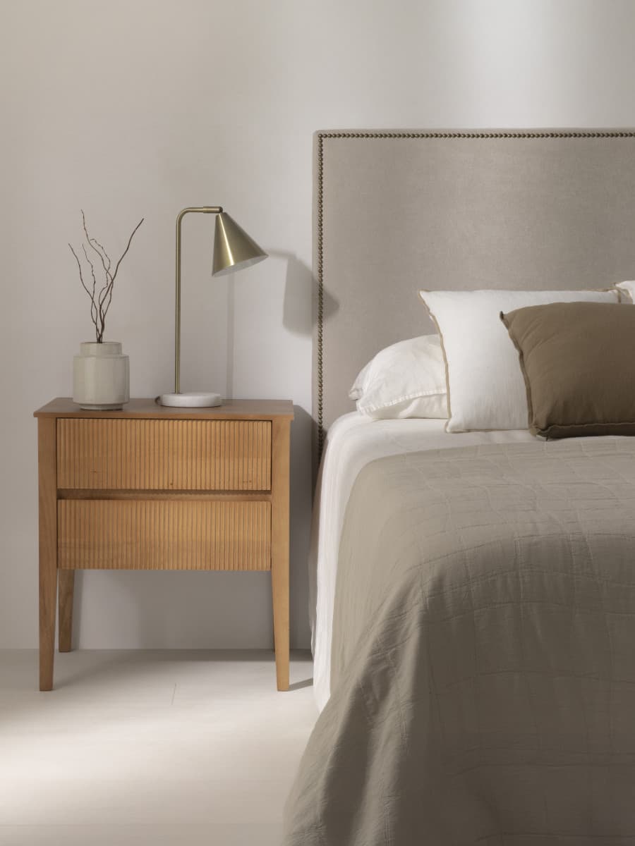 Kailas Mesita de noche de madera maciza 2 cajones - Kenay Home