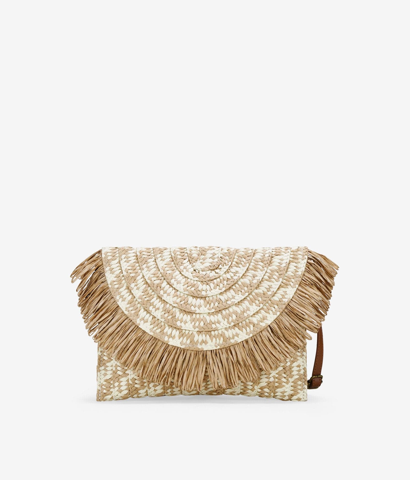 Bolso de mano marrón con solapa y flecos